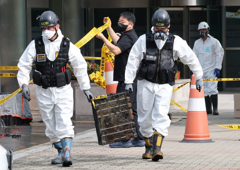 지난 9월 30일 오전 대전 국가정보자원관리원 화재 4일차 합동감식이 시작된 가운데, 합동감식반이 화재 현장에서 반출한 리튬이온 배터리를 운반하고 있다. 뉴스1