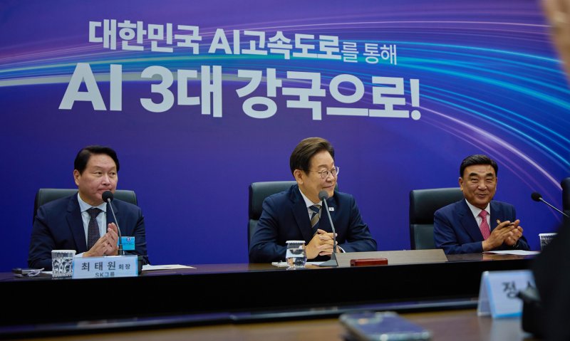 이재명 대통령이 지난 6월 울산 울주군 울산전시컨벤션센터에서 열린 인공지능(AI) 글로벌 협력 기업 간담회에서 참석자 발언을 듣고 있다. 뉴스1 제공. 