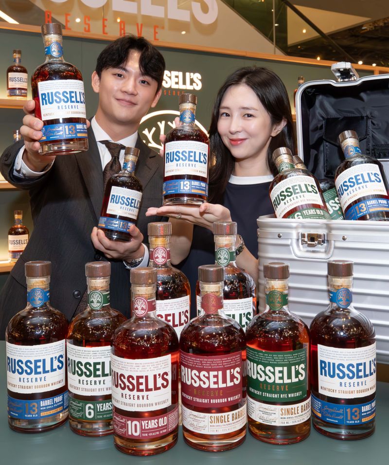 13일 서울 영등포구에 위치한 더현대 서울 지하 1층 ‘<span id='_stock_code_217500' data-stockcode='217500'>러셀</span>(RUSSEL)’ 팝업스토어에서 직원들이 상품을 소개하고 있다. <span id='_stock_code_069960' data-stockcode='069960'>현대백화점</span> 제공