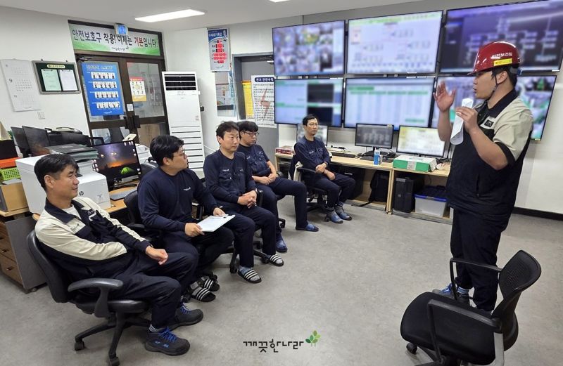 <span id='_stock_code_004540' data-stockcode='004540'>깨끗한나라</span> 관계자들이 '안전대책위원회'에서 전사적 안전문화 확산 방안을 논의하고 있다. 깨끗한나라 제공