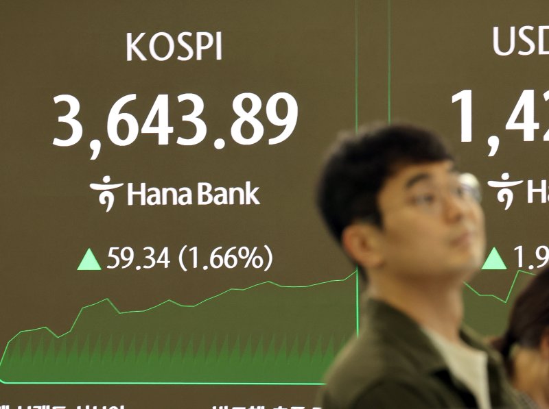 코스피가 장중 사상 최고치를 경신한 14일 서울 중구 하나은행 딜링룸에서 한 딜러가 모니터를 바라보고 있다. 연합뉴스 제공.