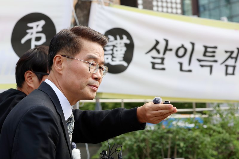 김건희 특검의 김건희 여사 일가 양평 공흥지구 개발 특혜 의혹 관련 조사를 받은 뒤 숨진 채 발견된 양평군 공무원 A씨의 변호를 맡은 박경호 변호사가 14일 오전 김건희 특검 사무실이 마련된 서울 종로구 KT광화문빌딩 웨스트 앞에서 기자회견 열고 취재진과 질의응답을 하고 있다. &#x2F;사진&#x3D;뉴시스