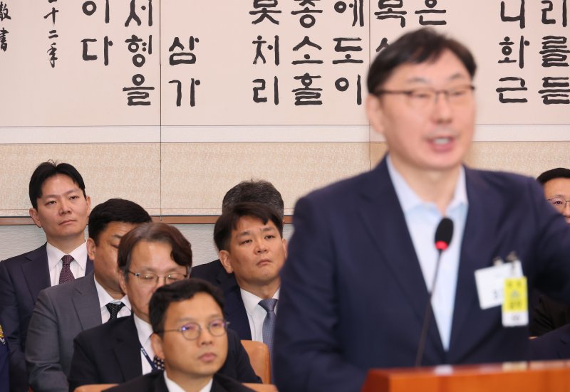 이화영 전 경기도 평화부지사가 14일 서울 여의도 국회에서 열린 법무부 등에 대한 법제사법위원회 국정감사에서 더불어민주당 서영교 의원 질의에 답하고 있다. 뒷쪽은 이 부지사를 조사했던 박상용 검사. 연합뉴스