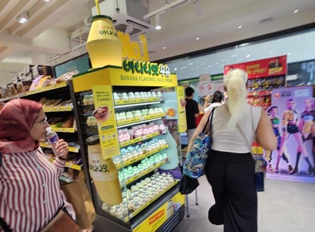 편의점 CU 명동역점 바나나맛 우유 매대를 외국인 관광객이 지나치고 있다. 연합뉴스 