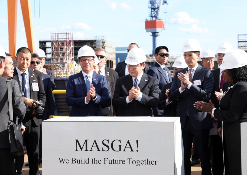 이재명 대통령이 지난 8월 26일(현지 시간) 필라델피아 <span id='_stock_code_000880' data-stockcode='000880'>한화</span> 필리조선소를 방문해 방명록에 서명한 뒤 김동관 한화그룹 부회장, 조시 샤피로 펜실베니아 주지사 등 참석자들과 박수 치고 있다. 사진=뉴시스