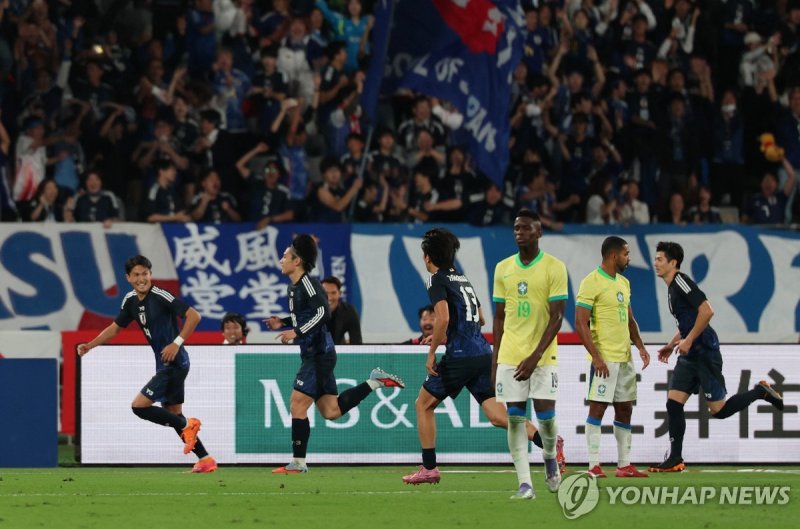우에다 아야세의 역전골이 터진 뒤 세리머니 하는 일본 선수들.연합뉴스