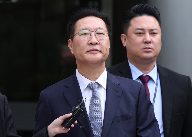 윤석열 전 대통령의 12&middot;3 비상계엄 선포에 가담한 혐의를 받는 박성재 전 법무부 장관이 14일 서울 서초구 서울중앙지방법원에서 열린 구속 전 피의자 심문(영장실질심사)를 마친 뒤 법정을 나서고 있다. 사진=뉴시스화상