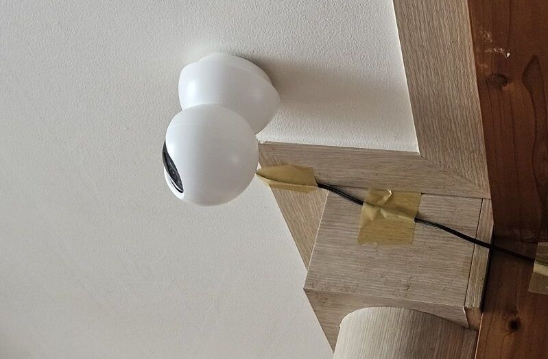 A씨가 공개한 자취방 천장에 달린 폐쇄회로(CC)TV 사진. [온라인 커뮤니티 갈무리]