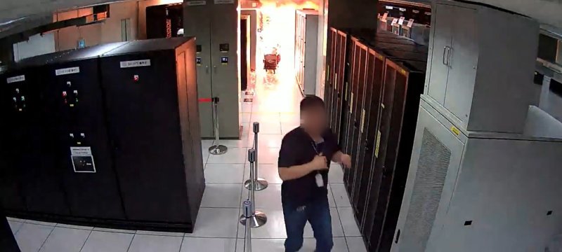 지난달 26일 국가정보자원관리원 전산실에서 발생한 화재 사고 당시 배터리팩에서 불꽃이 갑작스럽게 튄 후 연쇄 폭발이 일어난 것으로 확인됐다. 사진은 더불어민주당 김성회 의원실에서 제공한 국정자원 전산실 화재 당시 CCTV 영상 캡처. 2025.10.14 /더불어민주당 김성회 의원실 제공 영상 캡처