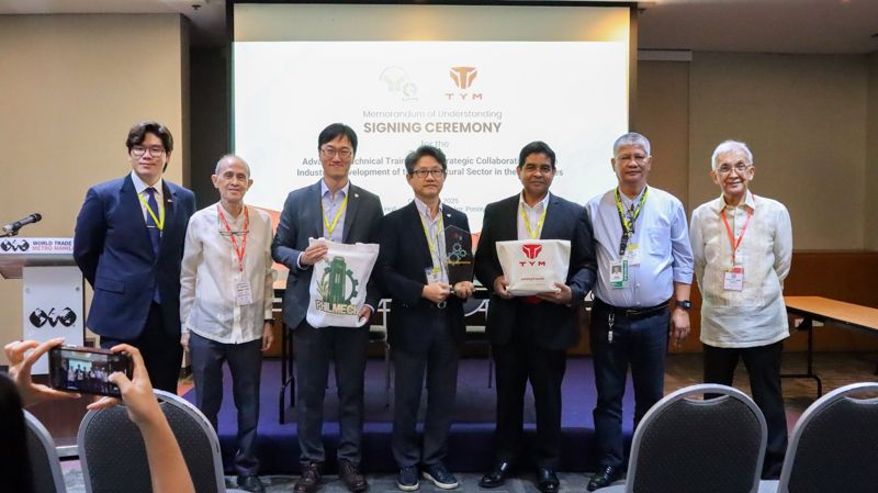 <span id='_stock_code_002900' data-stockcode='002900'>TYM</span>은 지난 2일 필리핀 마닐라 월드트레이드센터에서 필리핀 농업기계화센터(PHilMech)와 현지 부품&middot;서비스 대응력 강화를 위한 업무협약(MOU)을 체결했다. TYM 제공