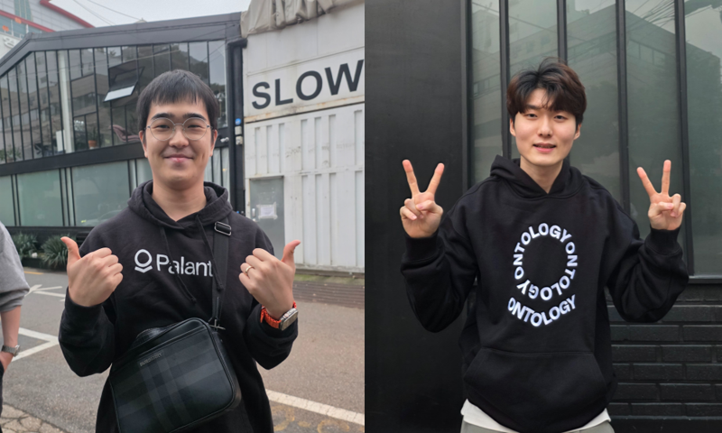 팔란티어 로고가 그려진 후드티를 입고 현장을 방문한 소프트웨어 엔지니어 권민철씨(왼쪽)와 다섯 시간을 기다려 산 후드티를 입고 사진을 찍어 준 권동재씨. 감사합니다. 사진=성민서 기자