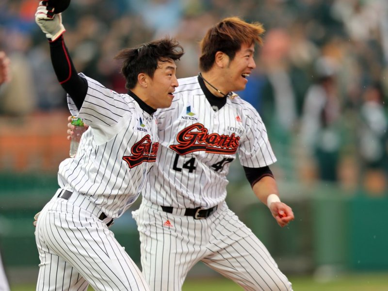 2013년 롯데에서 함께 뛰던 강민호와 손아섭(왼쪽). 연합뉴스