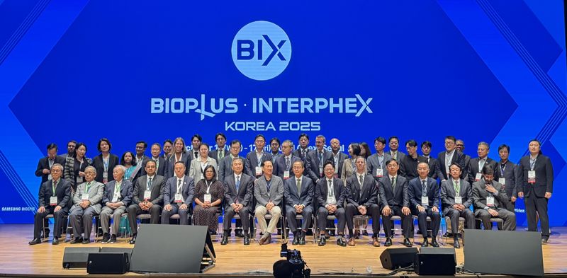 전세계 바이오 산업 관계자들이 15일 한국바이오협회 주관으로 서울 삼성동 코엑스에서 진행된 바이오플러스인터팩스 코리아(BIX) 2025에 참석해 기념 촬영을 하고 있다. 사진=최혜림 기자