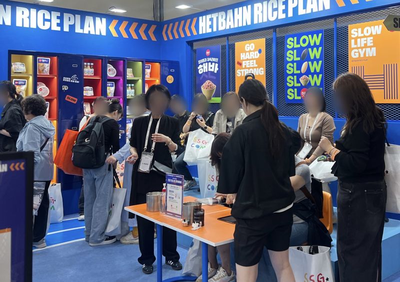 15일 서울 성수동에서 진행된 SSG닷컴의 오프라인 행사 '미지엄' 햇반 부스에서 관람객들이 체험형 이벤트에 참여하고 있다. 사진=김현지 기자