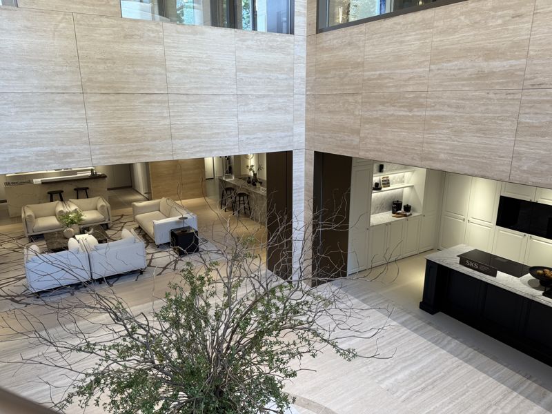 LG전자가 지난 14일 서울 강남구 논현동에 프리미엄 빌트인 가전 전시관 ‘SKS 서울’을 오픈했다. ‘SKS 서울’은 지하 1층, 지상 5층에 연면적 1918㎡ 규모로, 다양한 분위기의 인테리어로 연출된 총 10개의 제품 전시 공간으로 구성돼 있다. 사진=임수빈 기자