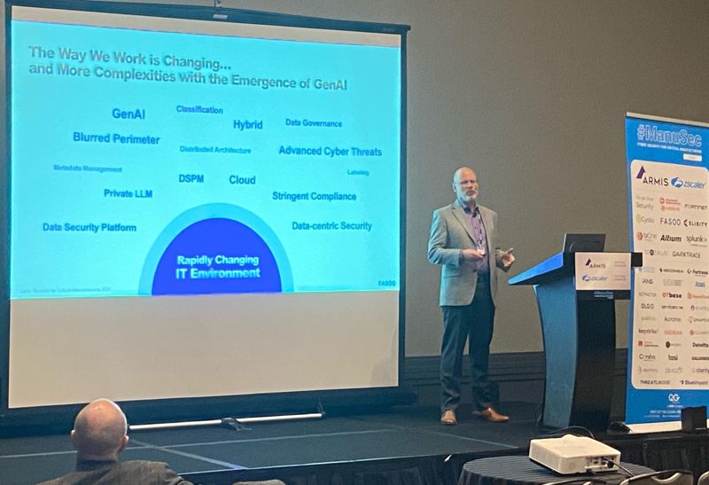 론 아덴 <span id='_stock_code_150900' data-stockcode='150900'>파수</span> 미국법인 CTO가 매뉴섹 USA 2025에서 발표하는 모습. 파수 제공