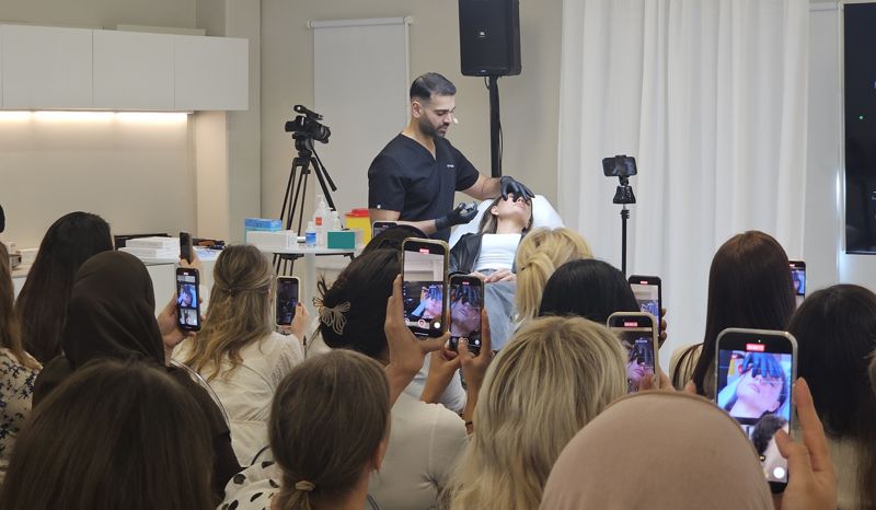 유세프 하파르 영국 심플리 클리닉 박사가 <span id='_stock_code_145020' data-stockcode='145020'>휴젤</span>이 스웨덴 스톡홀름에서 개최한 '리볼렉스' 마스터 클래스에서 현장 시연을 진행하고 있다. 휴젤 제공