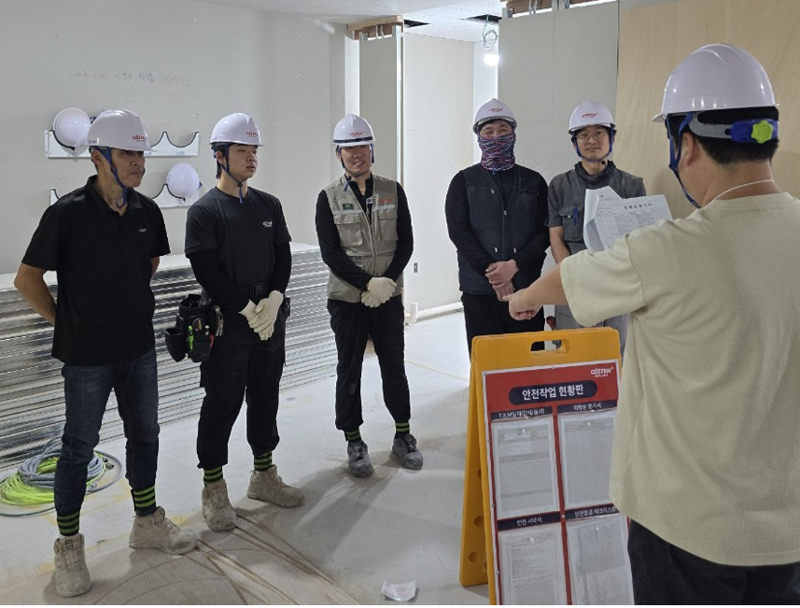 오스템임플란트 인테리어 시공팀이 현장 작업 전 안전 교육을 진행하고 있다. 오스템임플란트 제공
