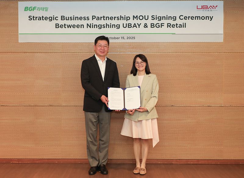 지난 15일 서울 강남구 BGF 선릉사옥에서 민승배 BGF리테일 대표이사(왼쪽)와 스천자 닝싱 유베이 최고경영자(CEO)가 업무협약식을 진행하고 있다. BGF리테일 제공