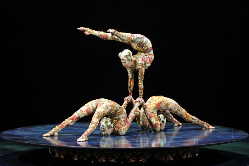 태양의 서커스 '쿠자(KOOZA)' 컨토션(Contortion, 뒤틀기 혹은 꼬기) 아티스트들이 15일 서울 송파구 잠실종합운동장 내 빅탑에서 주요 장면을 시연하고 있다. '쿠자'라는 이름은 상자, 궤 또는 보물이라는 의미의 산스크리트어 ‘코자’(koza)에서 기원했으며, ‘상자 안의 서커스’라는 공연의 콘셉트에 맞게 차용했다. 뉴시스