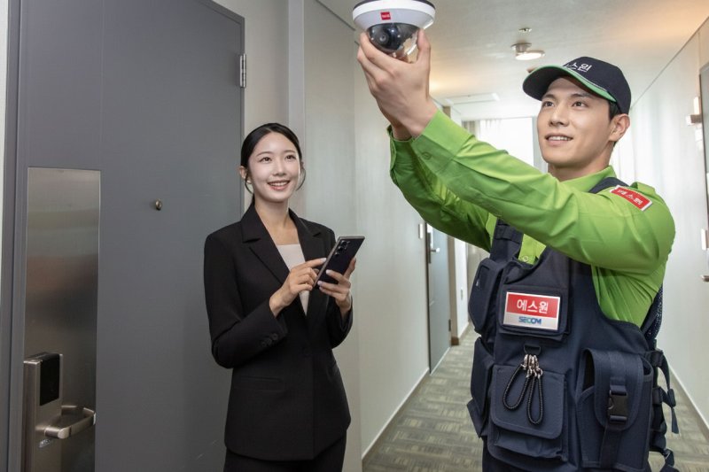 에스원 직원이 호텔 담당자에게 호텔 복도에 설치된 CCTV를 안내하고 있다. 에스원 제공