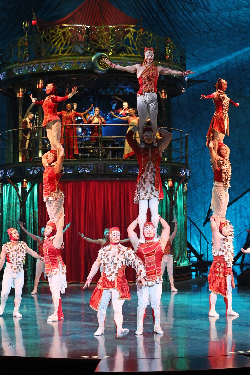 태양의 서커스 '쿠자(KOOZA)' 샤리바리(Charivari, 쇼 오프닝) 아티스트들이 15일 서울 송파구 잠실종합운동장 내 빅탑에서 주요 장면을 시연하고 있다. '쿠자'라는 이름은 상자, 궤 또는 보물이라는 의미의 산스크리트어 ‘코자’(koza)에서 기원했으며, ‘상자 안의 서커스’라는 공연의 콘셉트에 맞게 차용했다. 뉴시스화상