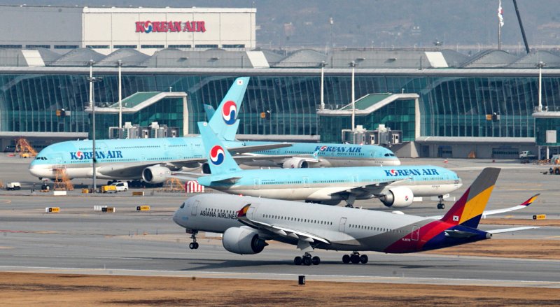 인천공항 계류장 및 활주로에 대한항공과 아시아나 비행기의 모습이 보이고 있다.&#x2F;사진&#x3D;뉴스1