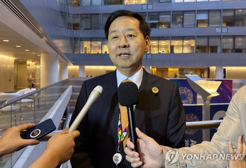 구윤철 경제부총리 겸 기획재정부 장관이 16일(현지시간) 미국 워싱턴DC 국제통화기금(IMF) 본부 건물에서 특파원들과 만나 한미 후속 무역협상 진행 상황에 대해 얘기를 나누고 있다. 연합뉴스