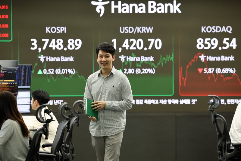 코스피가 0.52p(0.01%) 오른 3748.89에 장을 종료한 17일 서울 명동 하나은행 본점 딜링룸에서 딜러들이 업무를 보고 있다. 연합뉴스 제공