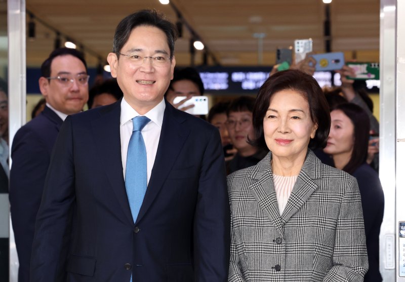 이재용 <span id='_stock_code_005930' data-stockcode='005930'>삼성전자</span> 회장과 홍라희 전 삼성미술관 리움 관장이 지난해 10월 오후 서울 종로구 서울대병원 어린이병원에서 열린 소아암·희귀질환 지원사업단 행사를 마치고 이동하고 있다. 뉴시스