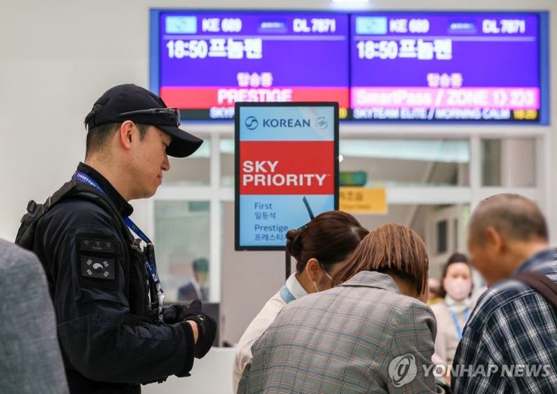 캄보디아행 항공편 승객들 대상으로 안전활동 벌이는 경찰 / 사진=연합뉴스