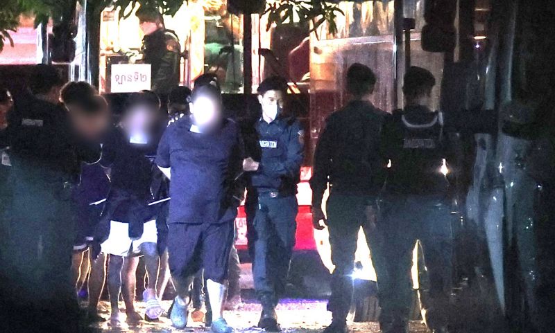 캄보디아에서 온라인 사기에 가담해 구금된 한국인 피의자들이 17일(현지시간) 캄보디아 프놈펜에 위치한 이민청에서 결박된 상태로 공항으로 이동하는 버스에 오르고 있다. 연합뉴스