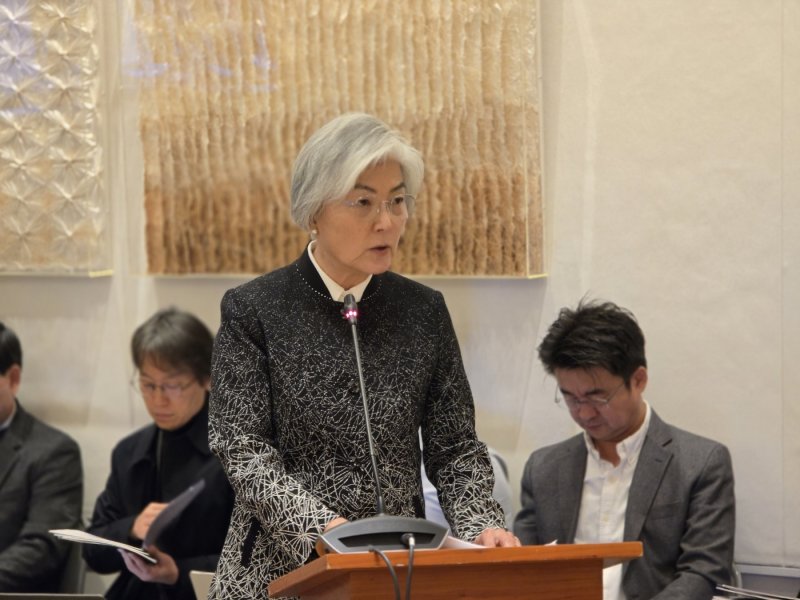 강경화 주미대사가 17일(현지시간) 미국 뉴욕 주유엔대표부에서 열린 국회 외교통일위원회 국정감사에서 업무보고를 하고 있다. 강 주미대사는 "도널드 트럼프 미국 대통령의 경주 APEC(아시아태평양경제협력체) 방한을 계기로 외교 안보, 통상 등 한미 간 협력분야에서 가시적인 성과가 도출될 수 있도록 사전 준비를 철저히 하겠다"라고 밝혔다. 뉴스1