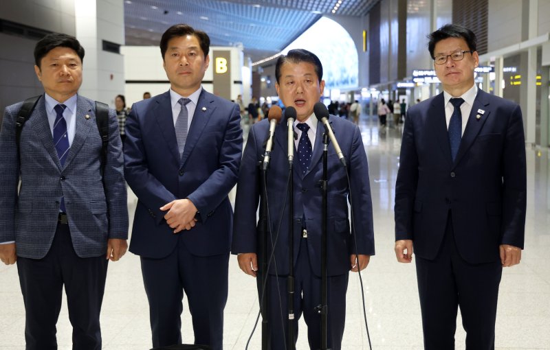 재외국민안전대책단장 더불어민주당 김병주 최고위원(오른쪽 두번째)이 15일 오후 인천국제공항 제2터미널에서 정부합동대응팀과 함께 캄보디아로 출국하기 앞서 발언하고 있다. 왼쪽부터 홍기원, 황명선, 김병주, 임호선 의원. 뉴시스