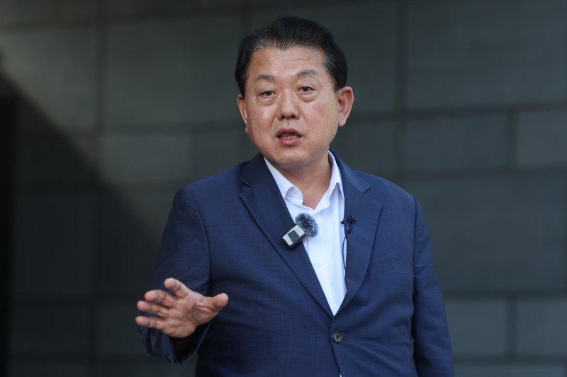 더불어민주당 재외국민안전대책단 단장인 김병주 최고위원이 18일(현지시간) 캄보디아 프놈펜에 있는 주캄보디아 한국 대사관 앞에서 한국인 구출 관련 내용을 브리핑하고 있다. 김 최고위원은 캄보디아 정부의 도움을 받아 감금돼 있던 한국인 청년 3명을 구출했다고 이날 밝혔다. 연합뉴스