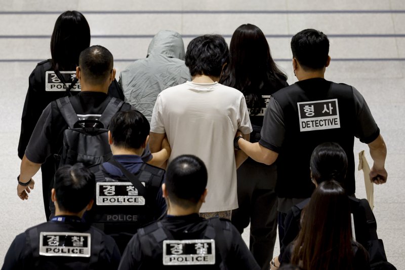 캄보디아 당국의 범죄단지 단속으로 적발돼 구금됐던 한국인들이 18일 오전 인천국제공항 2터미널을 통해 송환되고 있다. 뉴스1