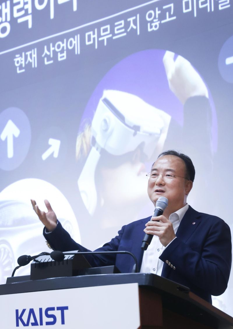 문혁수 <span id='_stock_code_011070' data-stockcode='011070'>LG이노텍</span> 대표가 지난 17일 대전 카이스트에서 재학생 <span id='_stock_code_001680' data-stockcode='001680'>대상</span> 리더십 특강을 진행하고 있다. LG이노텍 제공