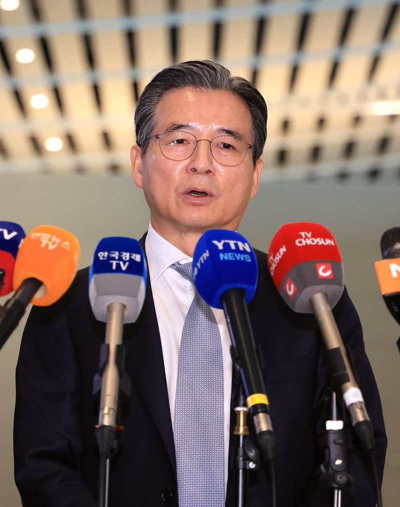 김용범 대통령실 정책실장이 미국과의 관세협상 후속 논의를 위해 16일 오전 인천 국제공항 제2터미널을 통해 미국으로 출국 전 취재진의 질문에 답하고 있다. 사진&#x3D;뉴스1