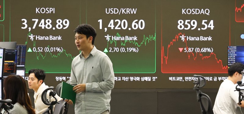 코스피가 전 거래일(3748.37)보다 0.52포인트(0.01%) 오른 3748.89에 장을 마친 지난 17일 서울 중구 하나은행 딜링룸에 종가가 보이고 있다. 사진&#x3D;뉴시스