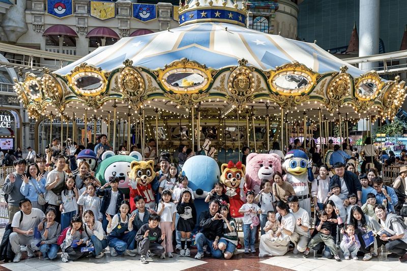 지난 17일 서울 잠실 롯데월드어드벤처에서 열린 ‘2025 롯데 러브 패밀리 페스티벌’ 참가자들이 기념촬영을 하고 있다. <span id='_stock_code_004990' data-stockcode='004990'>롯데지주</span> 제공