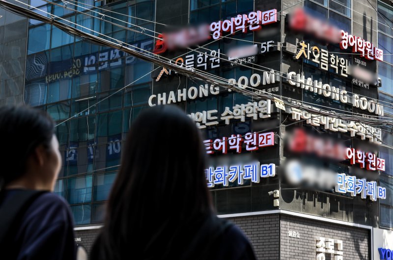 지난 4월 28일 서울 강남구 대치동 학원가 앞에서 학생들이 이동하고 있다.(기사 내용과 무관한 사진). 뉴시스 제공