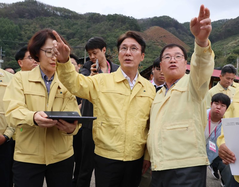 김민석 국무총리가 19일 경남 산청군 시천면을 찾아 산불 피해 및 복구현황을 보고 받은 뒤 현장을 점검하고 있다. 연합뉴스