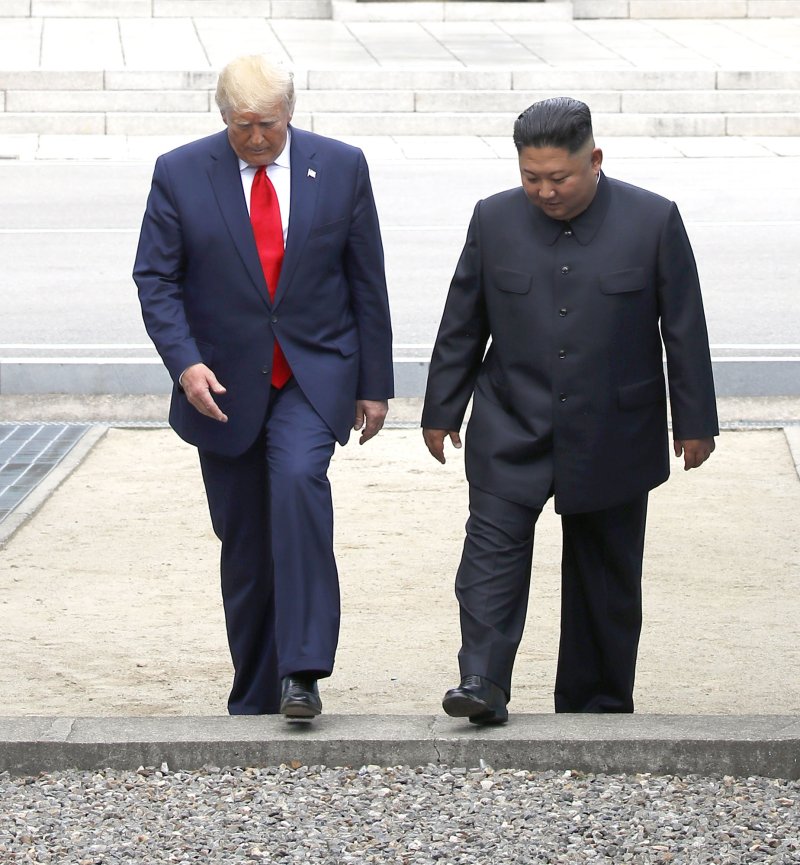 도널드 트럼프 미국 대통령과 김정은 북한 국무위원장이 지난 2019년 6월 30일 판문점 공동경비구역(JSA) 군사분계선을 넘어 북측으로 갔다 다시 남측으로 넘어오고 있다.뉴시스