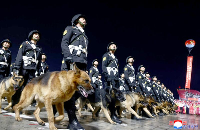 군견을 앞세운 사회안전특수기동대 병력이 지난 10일 평양 김일성광장에서 열린 노동당 창건 80주년 기념 열병식에 등장했다. 조선중앙통신 캡처