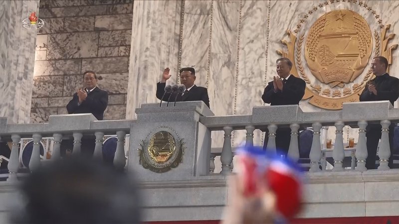 지난 10일 평양 김일성광장에서 노동당 창건 80주년 경축 열병식이 성대히 거행됐다고 조선중앙TV가 11일 보도했다. 오른쪽부터 드미트리 메드베데프 러시아 국가안보위원회 부의장, 또 럼 베트남 공산당 서기장, 김정은 국무위원장, 리창 중국 국무원 총리. 조선중앙TV 캡처