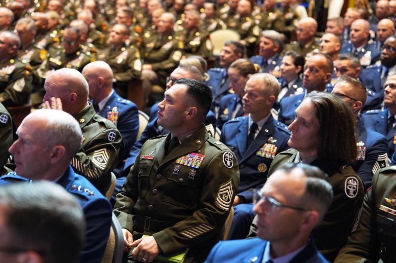 지난달 30일(현지 시간) 미국 버지니아주 콴티코의 해병기지에서 군 고위급 장성들이 도널드 트럼프 대통령의 연설을 듣고 있다. AP·뉴시스