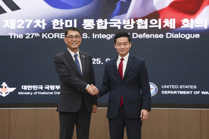 윤봉희 국방정책실장 대리와 존 노 미 국방부 동아시아부차관보가 지난달 24일 서울에서 열린 제27차 한미 통합국방협의체 회의에서 악수를 하고 있다. 국방부 제공