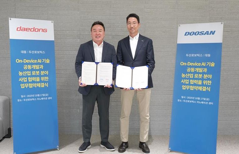 원유현 대동 부회장, 김민표 <span id='_stock_code_454910' data-stockcode='454910'>두산로보틱스</span> 김민표 대표(왼쪽부터)가 지난 17일 두산로보틱스 이노베이션센터에서 업무협약(MOU)을 체결한 후 포즈를 취하고 있다. 두산로보틱스 제공