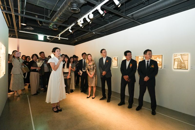 이재석 예술의전당 사장 직무대행(오른쪽부터), 송형종 서울문화재단 대표이사, 이정원 <span id='_stock_code_004800' data-stockcode='004800'>효성</span> 커뮤니케이션 실장이 지난 17일 예술의전당 한가람미술관에서 '감각의 서사' 전시를 관람하고 있다. 효성 제공