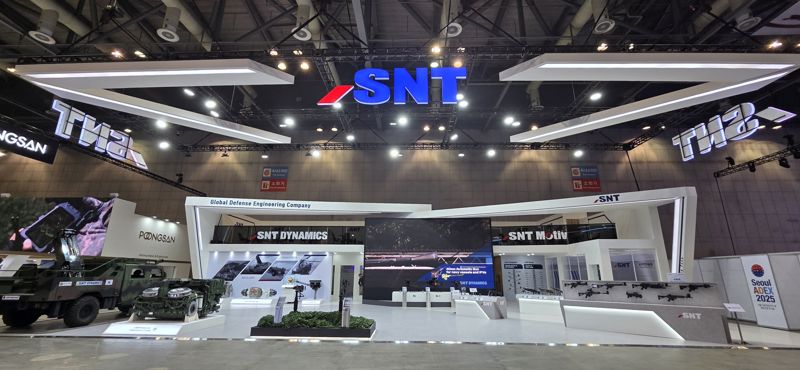 SNT그룹의 주력 방산업체인 SNT다이내믹스와 SNT모티브가 20일 고양시 킨텍스(KINTEX)에서 열린 ‘서울국제항공우주 및 방위산업 전시회(ADEX 2025)’에 참가했다. 전시장 내 부스 모습. SNT그룹 제공